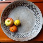 Grande assiette en céramique. Marie-Henriette Bataille. Dour, Enlèvement ou Envoi