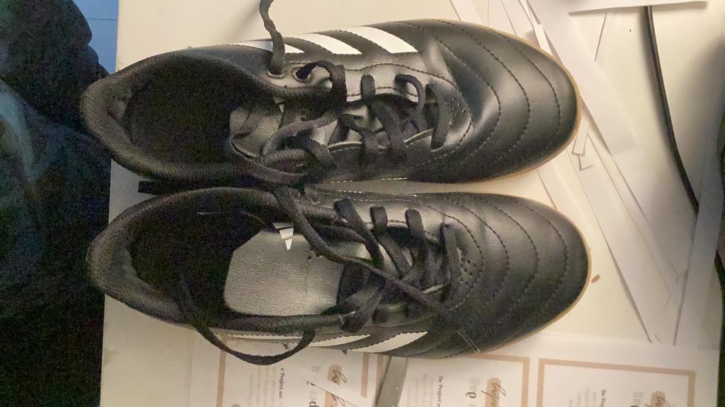 Voetbalschoenen adidas, Sport en Fitness, Ophalen, Zo goed als nieuw