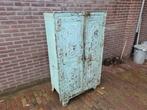 Antieke industriële ijzeren geklonken kast,, Ophalen