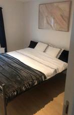 Twee metalen bedden met matrassen, Immo