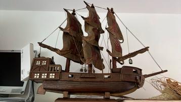 Antieke boot beschikbaar voor biedingen