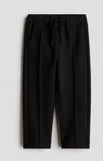 Zwarte Jogger met persvouwen maat 110 en 116, Enlèvement, Neuf, Garçon, Pantalon