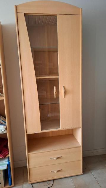 Kast, met glazen deur en lampje beschikbaar voor biedingen