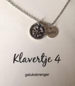 Klavertje vier verzilverd hangertje aan ketting, op cadeauka, Handtassen en Accessoires, Kettingen, Verstelbaar, Nieuw, Ophalen of Verzenden