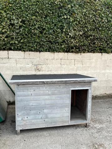 heel groot houten hondenhok met afneembaar dak in roofing beschikbaar voor biedingen