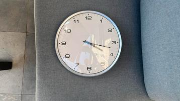 Analoge wandklok grijs wit  beschikbaar voor biedingen