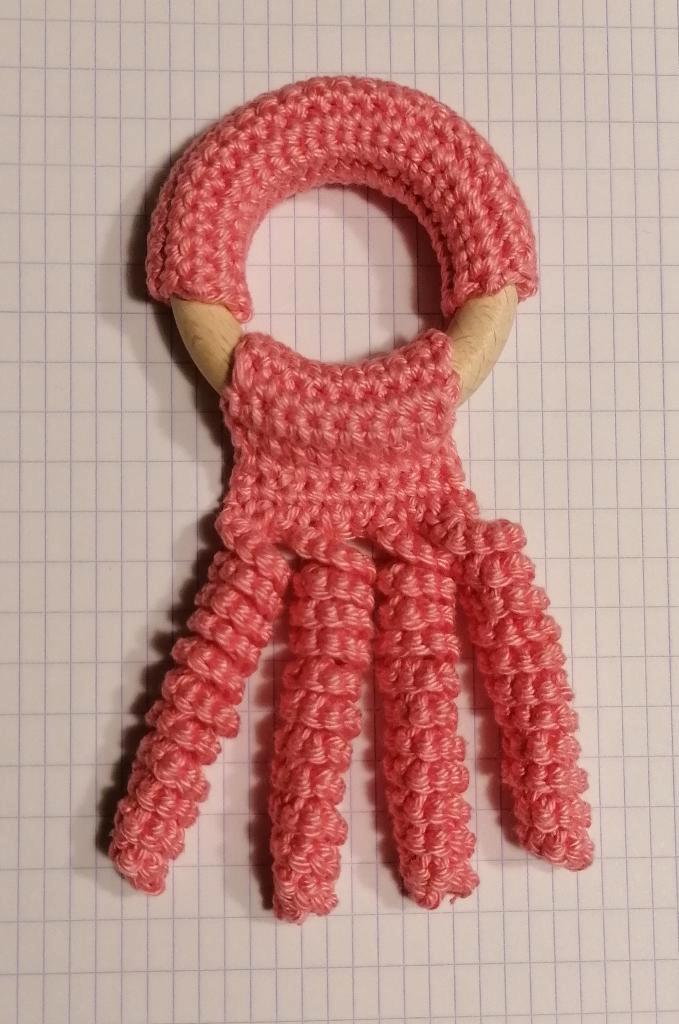 Gehaakt speelgoedje op houten bijtring voor baby's. Nieuw., Hobby & Loisirs créatifs, Tricot & Crochet, Neuf, Enlèvement ou Envoi