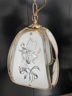 Vintage messing hanglamp met matglas en bloemgravure, Huis en Inrichting, Ophalen, Zo goed als nieuw