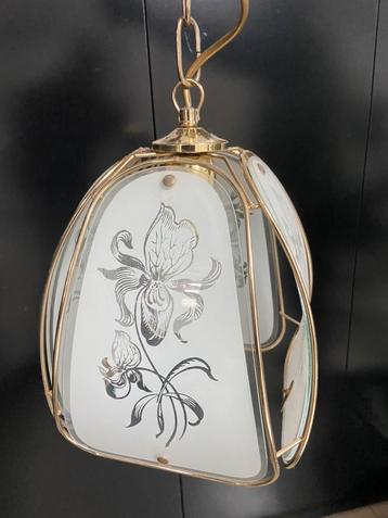 Vintage messing hanglamp met matglas en bloemgravure beschikbaar voor biedingen