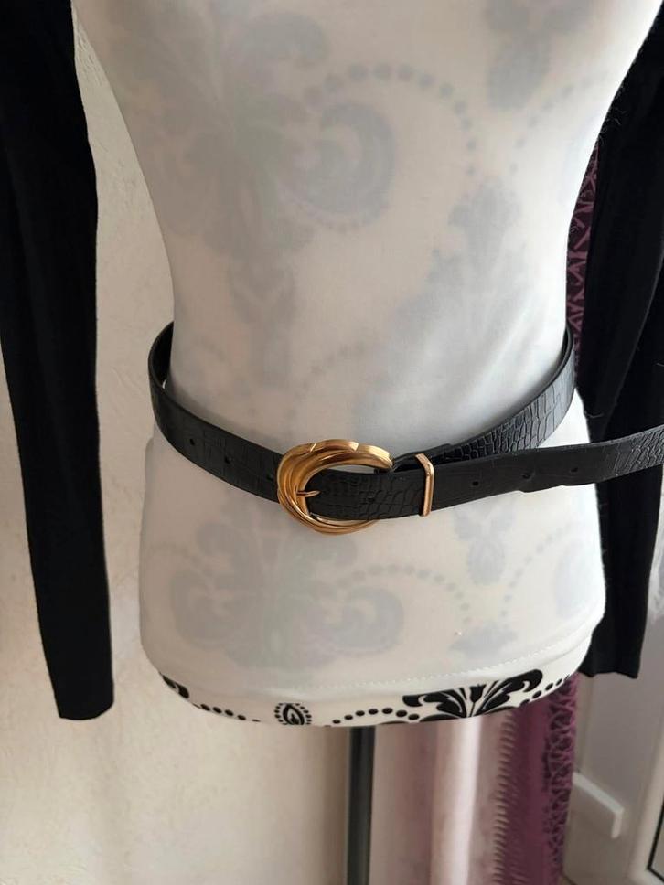 Ceinture noire en similicuir – Boucle ronde dorée entrelacée, Vêtements | Femmes, Ceintures, Comme neuf, Ceinture, Enlèvement ou Envoi
