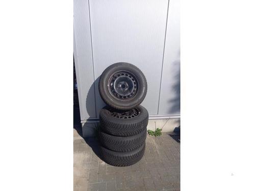 Velgen set + winterbanden van een Volkswagen Tiguan, Auto-onderdelen, Banden en Velgen, Personenwagen, Gebruikt, 3 maanden garantie