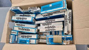 lot Marklin treinen, sporen, decomateriaal en tijdschriften beschikbaar voor biedingen