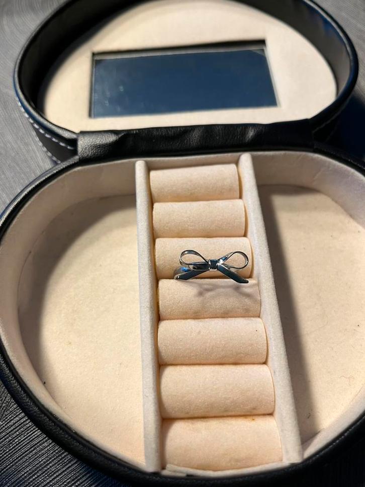 Boîte à bijoux noire 7€, Bijoux, Sacs & Beauté, Valises, Comme neuf, Enlèvement