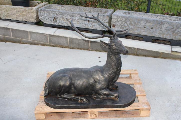 herten liggend in gietijzer met bronzen of roestige patina!, Tuin en Terras, Tuinbeelden, Nieuw, Dierenbeeld, Metaal, Ophalen of Verzenden