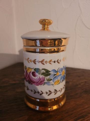 Vintage porseleinen pot beschikbaar voor biedingen