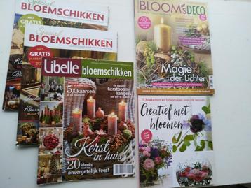 Arrangement floral, magazines et livres divers