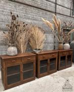 Drie vitrines toonbanken met oud gebobbeld glas en laden, Enlèvement ou Envoi