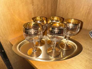 Borrelglaasjes (5) op goudkleurig Plateau beschikbaar voor biedingen