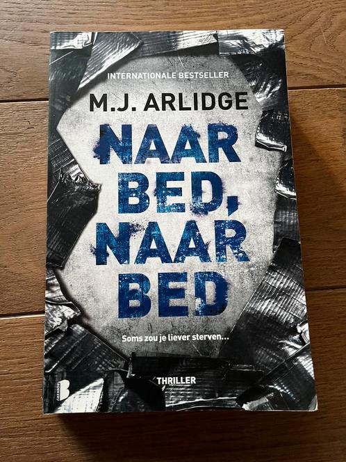 M.J. Arlidge - Naar bed, naar bed, Boeken, Thrillers, Zo goed als nieuw, Nederland, Ophalen