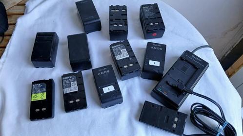 set van 10 Sony camerabatterij + oplader, Audio, Tv en Foto, Opladers, Gebruikt, Ophalen of Verzenden