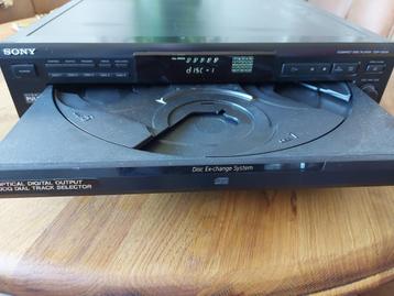 Sony CDP-CE215 ; CD Wisselaar. Met Shuffle Over 5-CD's. beschikbaar voor biedingen