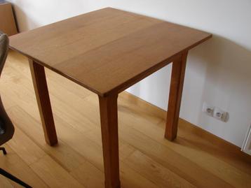 Table d' appoint + 2 chaises " de ferme" en bon état . Dimen, Maison & Meubles, Tables | Tables à manger, Quatre personnes, 50 à 100 cm