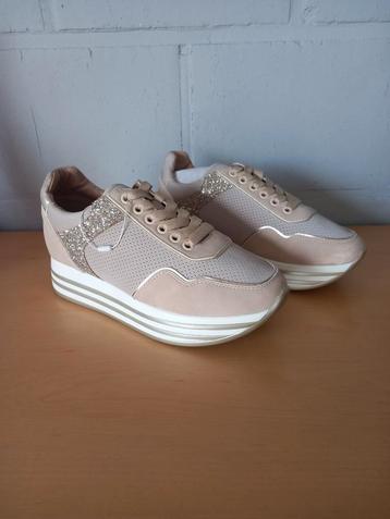 Bata sneakers, plateauzool met lichtroze glitterdetail  beschikbaar voor biedingen