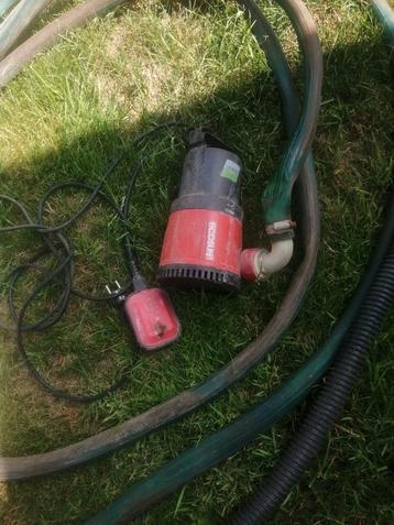 Dompelpomp met bijhorende lange waterslang., Enlèvement, Comme neuf, Pompe à eaux claires