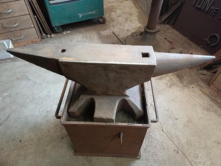 Stalen aambeeld., Bricolage & Construction, Métaux, Enlèvement