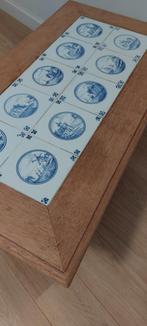 Table basse ancienne avec carrelage bleu de Delft, Antiquités & Art, Enlèvement ou Envoi