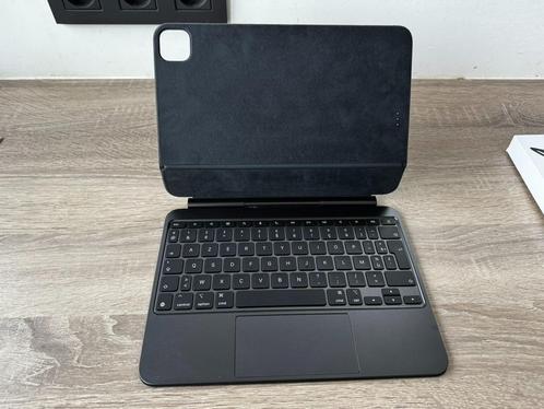 Magic Keyboard voor 11‑inch iPad Pro (M4) - Frans - Wit, Computers en Software, Tablet-hoezen, Zo goed als nieuw, Bescherming achterkant