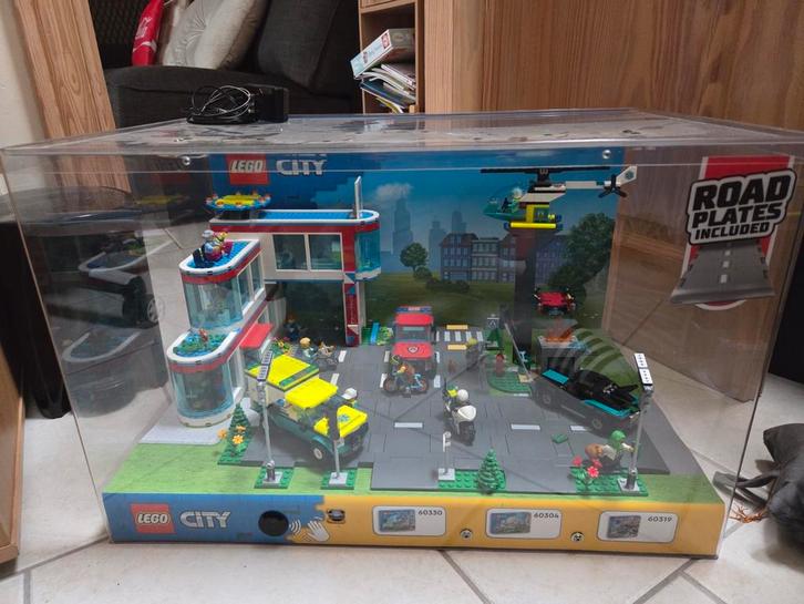Lego ziekenhuisvitrine 60330 60304 60319, Kinderen en Baby's, Speelgoed | Duplo en Lego, Zo goed als nieuw, Lego, Complete set