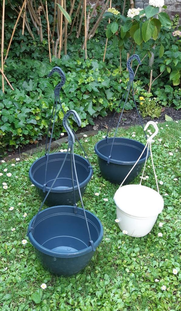 hangpotten / bloempotten 3 stuks + 1 gratis, Tuin en Terras, Bloempotten, Zo goed als nieuw, Kunststof, Binnen, Balkon, Tuin, Minder dan 40 cm