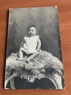 Oude postkaart met foto kindje op schapenvel-1900-1920, Gebruikt, Verzenden, Foto, Voor 1940