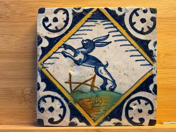 Antieke Delfse kwadraattegel met afbeelding van een haas D2, Antiek en Kunst, Antiek | Wandborden en Tegels, Ophalen of Verzenden