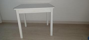 Kindertafeltje beschikbaar voor biedingen