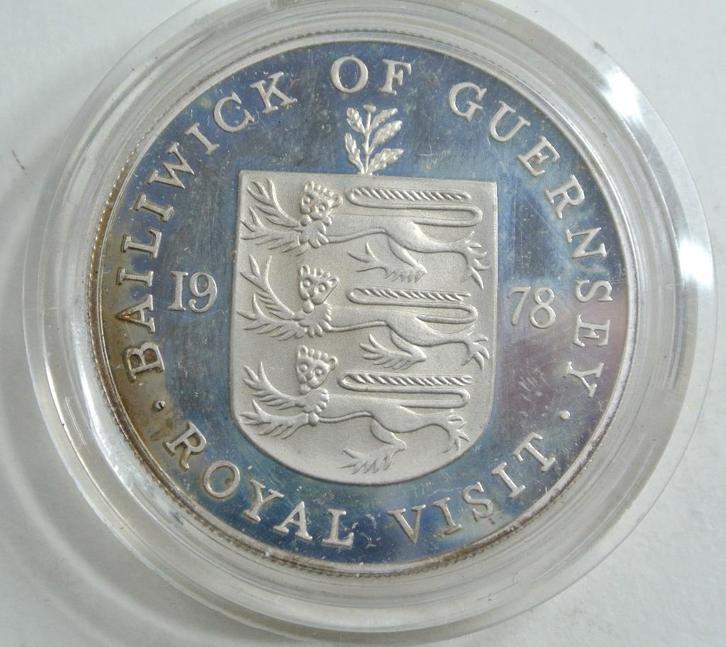 Av Pces GUERNSEY KM #32a „25 PENCE ROYAL VISIT” UIT 1978, Postzegels en Munten, Munten | Europa | Niet-Euromunten, Setje, Overige landen