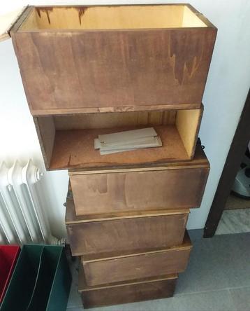 Gratis op te halen. Houten single bakken beschikbaar voor biedingen