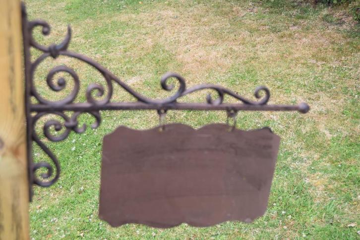 Smeedijzeren bord op gepatineerde gietijzeren beugel (nieuw), Tuin en Terras, Tuinwanddecoratie, Nieuw, Ophalen of Verzenden
