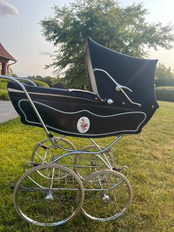 Vintage kinderwagen in navy blue beschikbaar voor biedingen