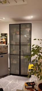 Een hoge kast die wordt gebruikt voor het opbergen van keuke, Enlèvement ou Envoi