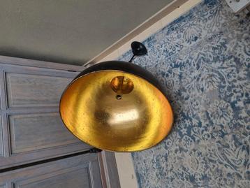 Zwarte hanglamp met gouden binnenkant beschikbaar voor biedingen
