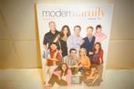 DVD Seizoen 4 Modern Family. (4 DVD'S) SEALED !, Alle leeftijden, Ophalen of Verzenden, Nieuw in verpakking, Actiekomedie