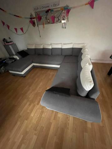 Salon met longchare bed functie+opberg deel voor lakens beschikbaar voor biedingen