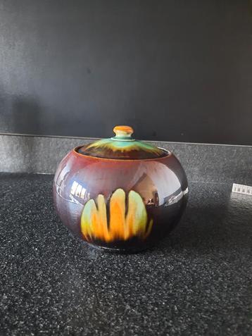 Pot met deksel  beschikbaar voor biedingen