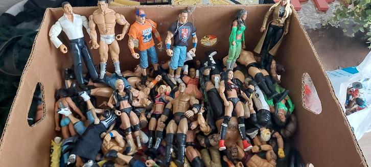 Wwe figures and belts, Verzamelen, Poppetjes en Figuurtjes, Gebruikt, Ophalen