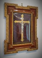 Crucifix encadré sur velours rouge, avec globe en verre, Antiquités & Art, Antiquités | Objets religieux, Enlèvement