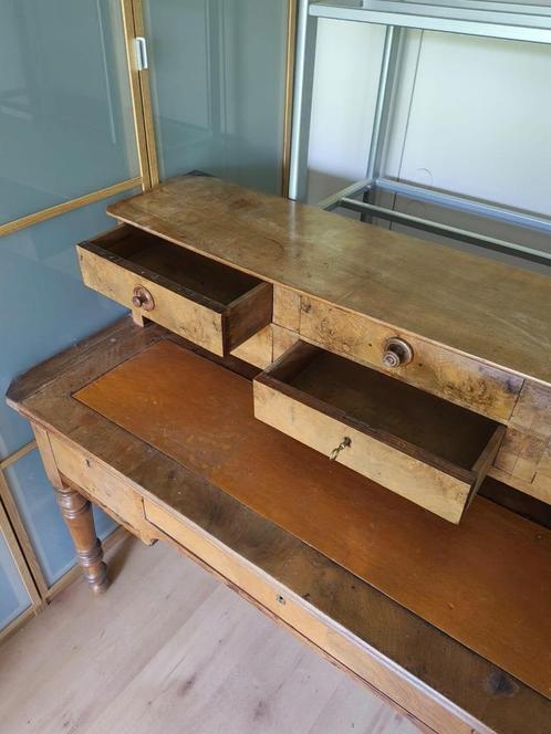 Karaktervol houten bureautje met opberglades – vintage charm, Huis en Inrichting, Bureaus, Gebruikt, Bureau, Ophalen