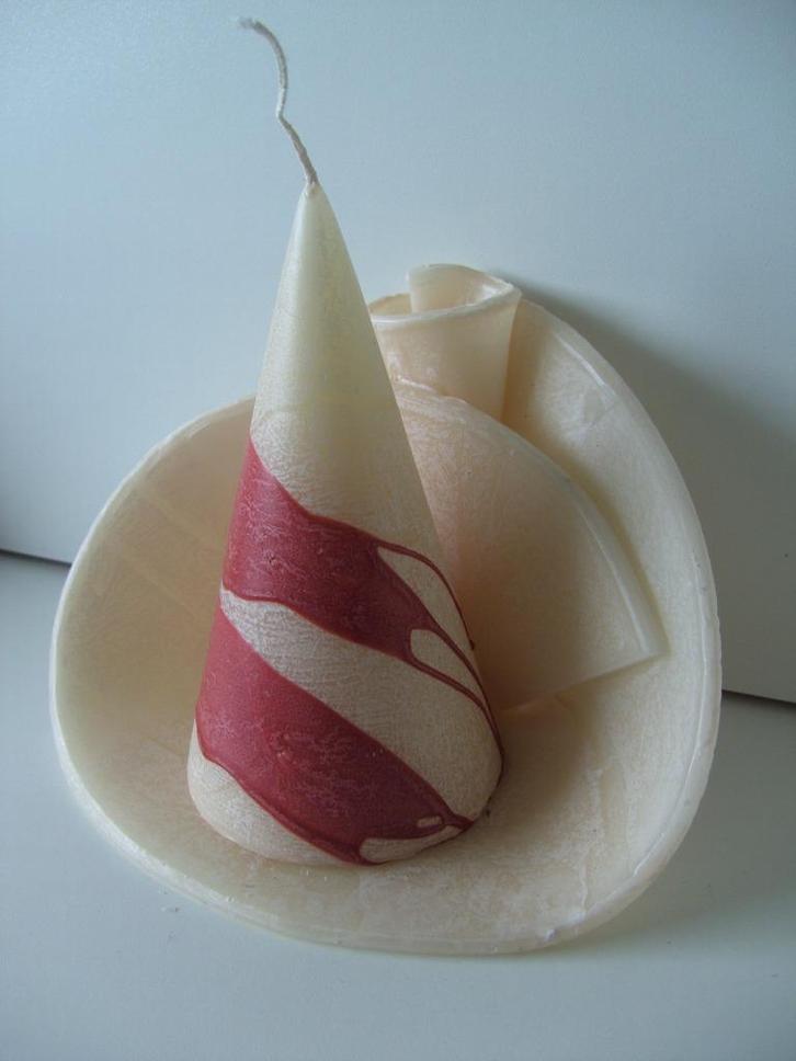 HANDGEVOUWEN KAARSEN HAND MADE ROOD ECRU PIRAMIDE GROOT NIEU, Huis en Inrichting, Woonaccessoires | Kandelaars en Kaarsen, Nieuw