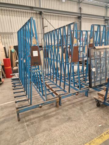 2x Glasbok metaal met wielen  beschikbaar voor biedingen